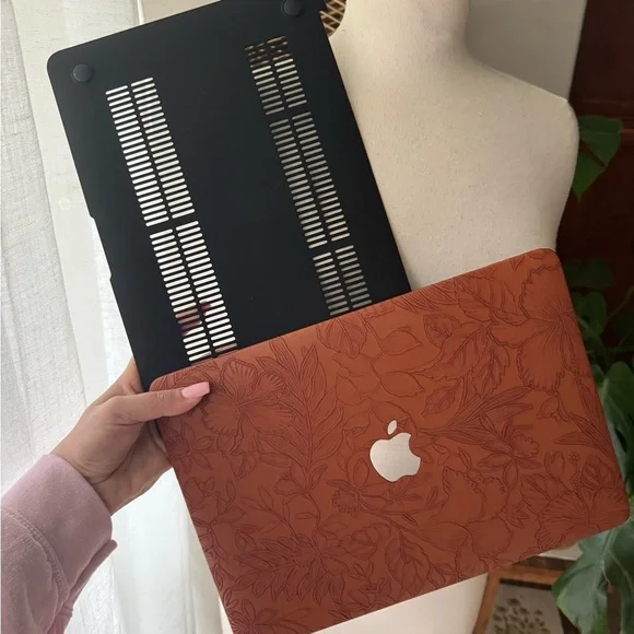 Floral Embossed Laptop Case‎ 15” - Picture 2 of 4